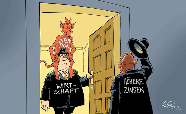 Karikatur: Mann mit Aufschrift "Wirtschaft" trägt "Inflation" auf den Schultern und öffnet Tür für "Höhere Zinsen".